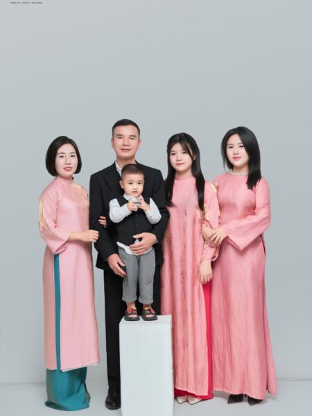 Gia đình chụp ảnh với áo dài tại CamStudio Hồng Lĩnh
